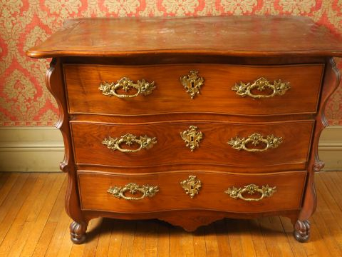 Grande commode Régence en noyer, ouvrant à trois tiroirs galbés en faç