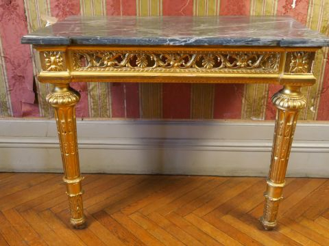 Console de style Louis XVI en bois sculpté et doré, à décor de feuilla