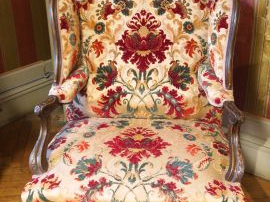 Vente aux enchères Grande bergère à oreilles de style Louis XV en bois naturel, mouluré e