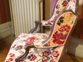 Grande bergère à oreilles de style Louis XV en bois naturel, mouluré e