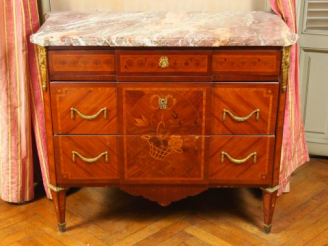 Vente aux enchères Commode de style Louis XVI en marqueterie à décor de panier de fleurs,