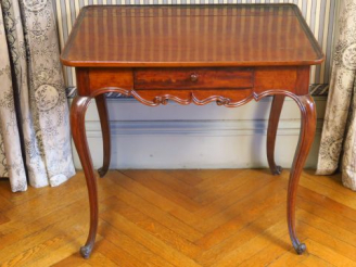 Vente aux enchères Table cabaret Louis XV en acajou mouluré et sculpté, ouvrant à un tiro