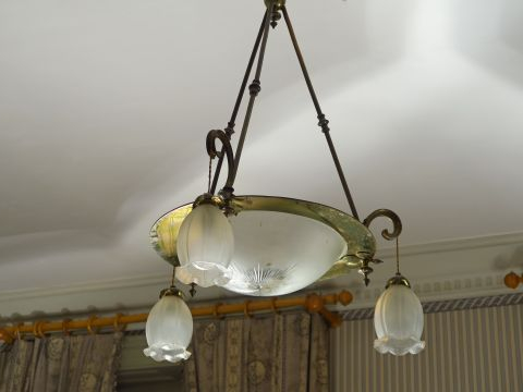 Lustre 1900 en verre et laiton éclairant à quatre lumières