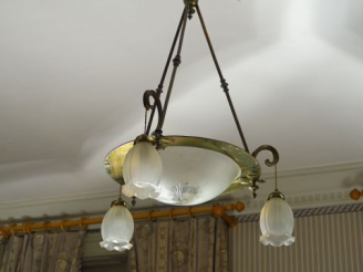 Vente aux enchères Lustre 1900 en verre et laiton éclairant à quatre lumières