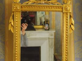 Vente aux enchères Miroir Louis XVI en bois sculpté et doré (redoré), à décor de perles e