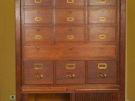 Vente aux enchères Grand meuble de bureau 1900 en acajou, ouvrant à trois rideaux couliss
