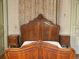 	Chambre à coucher 1900 de style rocaille en noyer mouluré et sculpté 
