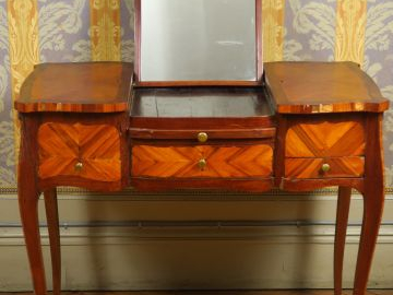 	Coiffeuse Louis XV en marqueterie,  estampillée L. FOUREAUX (accident