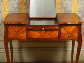 Vente aux enchères 	Coiffeuse Louis XV en marqueterie,  estampillée L. FOUREAUX (accident