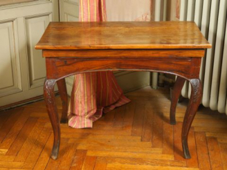 Vente aux enchères 	Table rustique de style Régence en noyer  (mauvais état et transforma