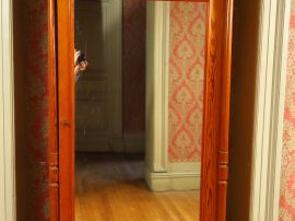 Vente aux enchères Armoire en pich pin Paire de chaises cannées