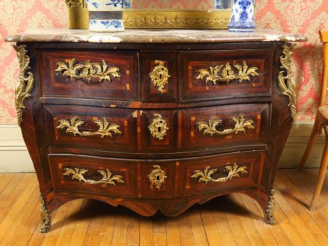 Vente aux enchères Commode Louis XV en marqueterie, dessus marbre rouge, ornementation de