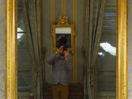 Vente aux enchères 	Glace de cheminée XIX ème en bois et stuc doré, à décor de perles (ac