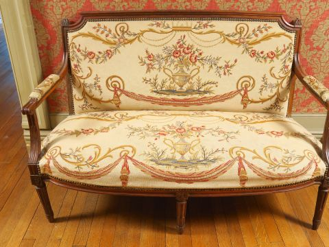 	Mobilier de salon Louis XVI en bois naturel mouluré et sculpté, compr