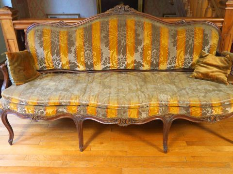 Mobilier de salon Louis  XV en bois naturel mouluré et sculpté, à déco