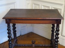 Vente aux enchères Table de style Louis XIII, pieds torses réunis par une entretoise