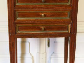 Vente aux enchères Chevet de style Louis XVI en bois naturel, ouvrant à trois tiroirs, de