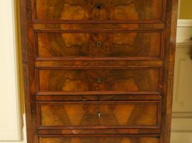 Vente aux enchères 	Secrétaire à abattant figurant un semainier en trompe l’œil en noyer 