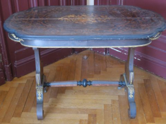 Vente aux enchères Table de salon Napoléon III en marqueterie, à décor de fleurs et de ri