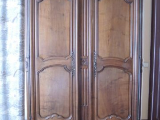 Vente aux enchères Grande armoire de style transition Louis XV – Louis XVI en noyer moulu