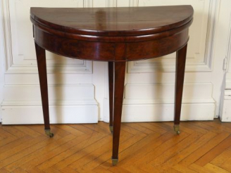Vente aux enchères Table demi- lune Empire en acajou et placage d’acajou (accidents)