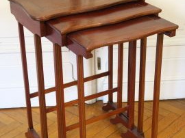 Vente aux enchères 	Suite de trois tables gigognes en acajou fileté de laiton (état moyen