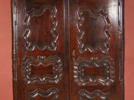 Vente aux enchères Armoire rustique Louis XV en noyer mouluré et sculpté, ouvrant à deux 