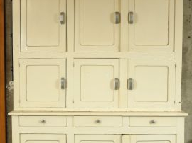 Vente aux enchères Grand buffet de cuisine en bois laqué blanc