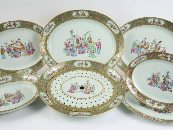 Service de table XIXème en porcelaine de Canton à décor de dignitaires