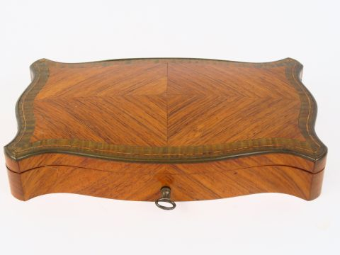 TAHAN. Coffret de style Louis XV en marqueterie. Signé.