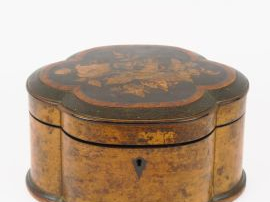 Boîte quadrilobée Napoléon III en marqueterie à décor de fleurs. H. : 