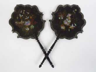 Vente aux enchères Paire de petits écrans de chaleur Napoléon III en bois noirci et marqu