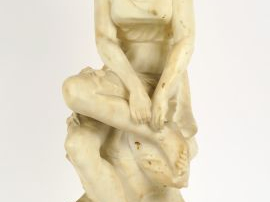 Sculpture 1900 en albâtre 'Jeune fille dénouant sa sandale'. H. : 50 c