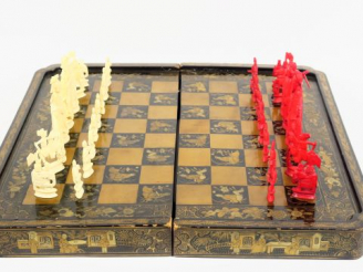 Vente aux enchères Coffret de jeux Extrême-Orient en laque noire et dorée, à décor de per