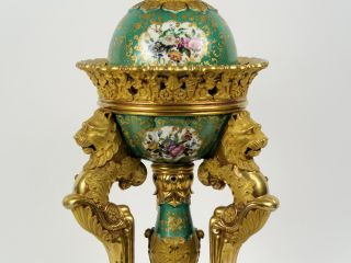 Vente aux enchères Jacob PETIT. Grand brûle parfum en porcelaine polychrome à décor de bo