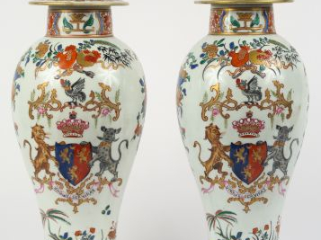 SAMSON. Paire de potiches couvertes en porcelaine dans le goût de la C