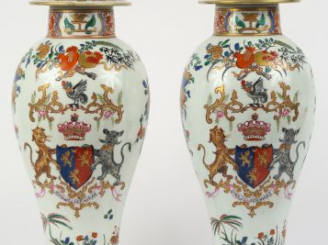 Vente aux enchères SAMSON. Paire de potiches couvertes en porcelaine dans le goût de la C