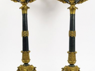 Vente aux enchères Paire de candélabres Restauration en bronze doré et tôle à patine vert