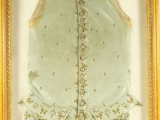 Vente aux enchères 3 gilets Louis XVI en soie brodée, encadrés