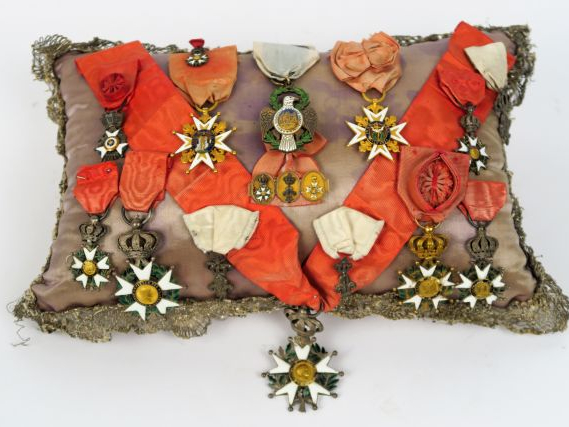 Exceptionnel coussin de présentation de diverses décorations Française