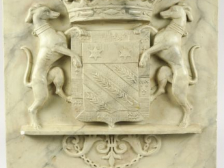 Vente aux enchères Plaque d'armoiries en stuc (petites égrenures). 50 x 46 cm