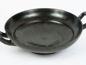 Vente aux enchères Coupe kylix en céramique émaillée noire. Grande Grèce, IVème siècle av