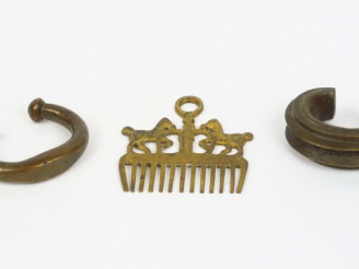 Vente aux enchères Deux bracelets d'esclave en bronze et un peigne à chevaux en métal dor