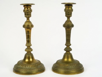 Vente aux enchères Paire de bougeoirs XIXème en bronze, à décor de feuilles d'eau.  H. : 