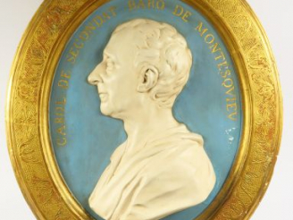 Vente aux enchères Grand médaillon en plâtre polychrome "Portrait de Charles de Segondat 