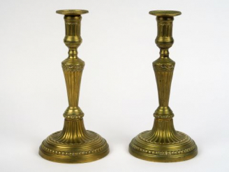 Vente aux enchères Paire de bougeoirs de style Louis XVI en bronze, à décor de cannelures