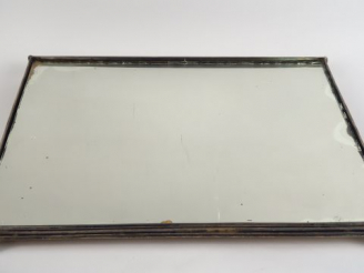 Vente aux enchères Centre de table à fond de glace monture en métal argenté de style Loui