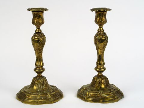 Paire de bougeoirs de style Louis XV en bronze doré. H. : 24,5 cm