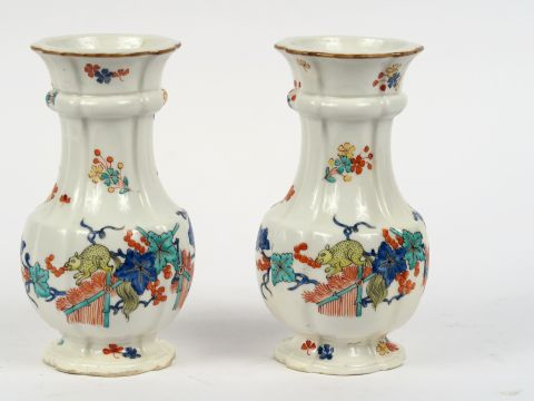 Paire de vases XVIIIème en porcelaine de Chantilly, décor kakiémon. H.