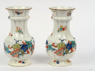 Vente aux enchères Paire de vases XVIIIème en porcelaine de Chantilly, décor kakiémon. H.